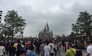 上海迪士尼乐园迎来大客流，热门游玩项目需排队两小时以上
