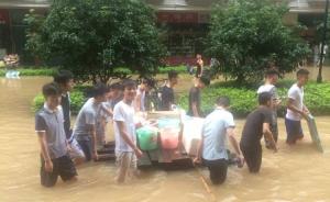 武汉一高校被淹男大学生集体为女生送饭，女生感动发红包