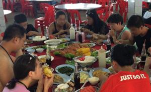 暗访泰国游：旅客机场半日游帮领队“扫货”，一团迥异两桌餐