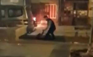 广东开平一男子因感情争执街头刺杀红衣女子，已被刑拘