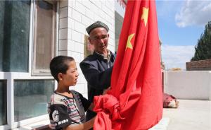 25年如一日，维吾尔族护边员每天在自家小院升起五星红旗