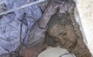 直击｜他还活着！俄军空袭叙利亚阿勒颇，一男孩废墟下存活