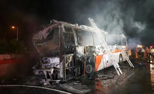 韩国蔚山客车事故致10人死亡，疑爆胎撞向护栏起火导致