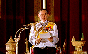 泰王普密蓬酷爱摄影、音乐和运动，相机成为国王的标志之一