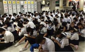 日本小学生机场安静阅读，是因为不准带手机