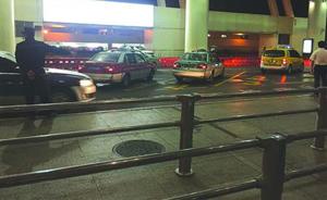 女乘客浦东机场被的哥“倒卖”，出租车公司：驾驶员已被除名