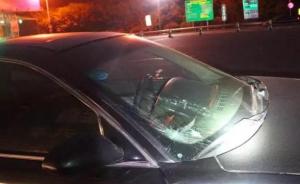 SUV在浙江高速上被超车后反超，还扔斧头砸碎对方挡风玻璃