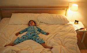 开灯睡觉会影响孩子生长发育吗？