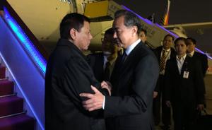 菲律宾总统杜特尔特抵京，中国外交部长王毅亲自到机场迎接