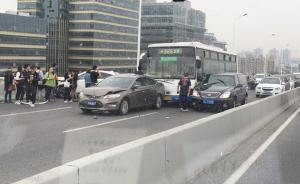上海卢浦大桥早高峰6车碰擦，公交车内一老太手部受伤