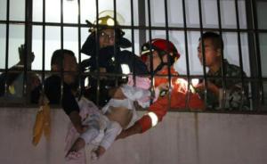 山东日照5岁幼童深夜头卡防盗窗，10名消防官兵紧急施救