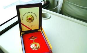 范希贤等多名在粤老红军获颁长征胜利80周年纪念章