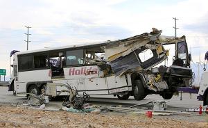 美国加州一旅行大巴高速路与卡车相撞，已致13死多伤