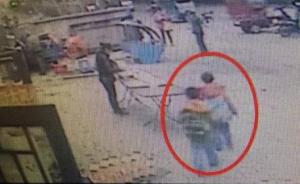 黑龙江7岁男童校门口遭姑姥锤杀，男童父母与嫌犯有经济纠纷