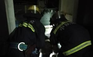 上海一商务楼电梯突发故障悬停两层之间，13人被困全部获救