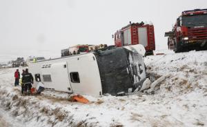 冰岛一旅游大巴发生车祸，有中国游客受伤