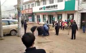 河南安阳一男子银行内行凶并砍伤警察，警方开枪将其擒获