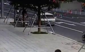 面包车追击摩托车撞击路人致1死4伤，广东廉江警方缉拿嫌犯