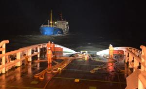 长江口水域一油船主机故障遇险，17名船员随船成功获救