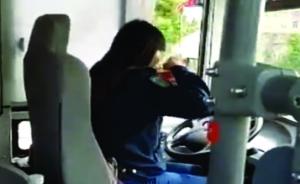 合肥一女公交司机边开车边吃泡面被停职，公司：不许一心二用