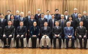上海举行市政府参事聘任仪式，杨雄为14位参事颁发聘书