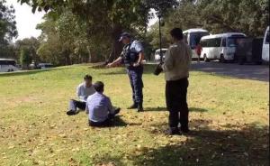 两中国游客在澳随地便溺涉嫌袭警被捕，其中一老人称有尿频症
