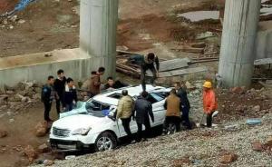 四川一女司机倒车直接从8米高架桥坠落，意识清醒被送医救治