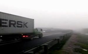 上海申嘉湖高速连环撞车视频曝光：路面湿滑犹如滑冰场