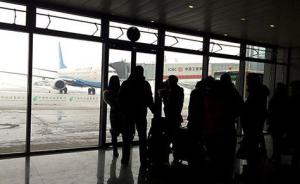 青海机场航班延误多人强行突破安全防线，安检人员被咬伤