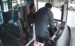 乘客突发精神疾病抢夺方向盘，南京一公交司机冷静停车