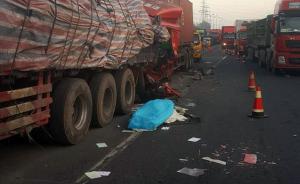 上海S20外圈近G2高速入口处三车追尾，一名司机当场死亡