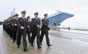 多名与辽宁舰共同成长的老兵已成高级士官，平均年龄39岁