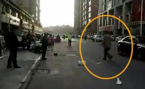 山东潍坊一黑车司机持尖刀捅伤两辅警，警方：嫌犯曾打人被拘