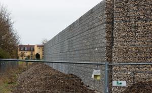 直击｜德国慕尼黑筑4米高墙，称隔开居民区和难民住宿设施