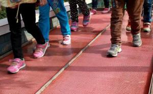 四川泸州一村小学进校前得刷鞋：“地上打滚也不会弄脏衣服”