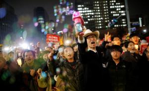 直击｜烛光再围青瓦台，第四次反朴槿惠游行在首尔爆发