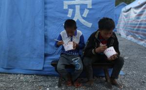 缅甸华人自发穿过中缅边境给安置边民送吃喝，孩子说还想上学