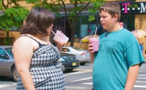 如何终止儿童肥胖？墨西哥对软饮提税，英国拟降低饮料糖含量