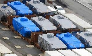 香港货柜码头现9辆装甲车，海关疑有人走私军火将其扣留调查