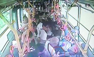广州九旬老伯公交车上被挤撞，拔刀相向称是“自卫”