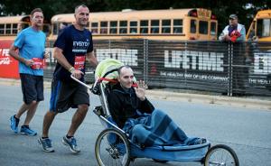 他推着脑癌晚期的兄弟走上赛道：陪你跑完人生最后一程