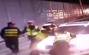 视频｜武汉一司机冲岗逃窜连伤4人，交警被顶上引擎盖后甩飞