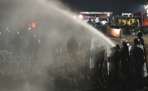 视频｜美原住民抗议建造输油管道，极寒夜警方拿高压水炮驱逐