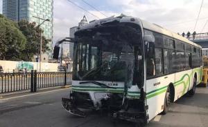 上海78路公交车与小客车碰擦撞围墙，13人受伤送医