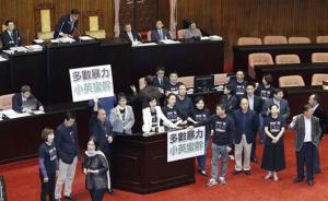 “立委”互骂、议场变战场，台湾“劳基法修正案”下周再议