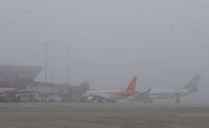 今年最强浓雾袭击成都双流机场，两条跑道关闭上万旅客滞留