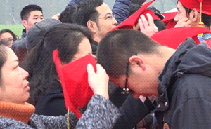 视频｜戴成人帽，读成人誓言，3000名师生参加上海成人节