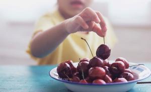 吉林一幼儿园摆拍孩子吃水果视频发给家长：拍完就收走水果