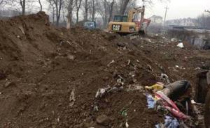 北京一小区附近挖数个大坑埋垃圾，被质疑或污染地下水