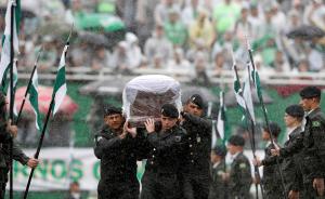 巴西空难球员遗体回家，所属城市一半人口约10万人冒雨悼念